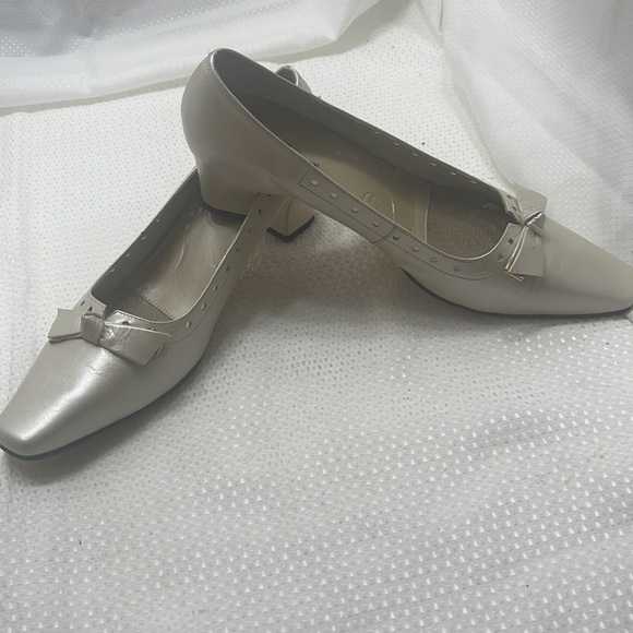Ross Hommerson Cream Leather Pumps Size 8.5 - Picture 6 of 8